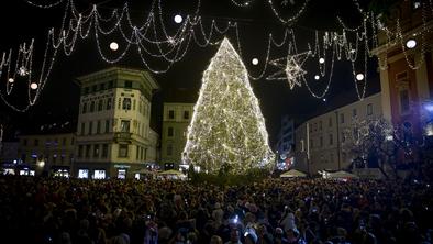 V Ljubljani prižgali praznične lučke, a tokrat brez župana Zorana Jankovića #foto #video