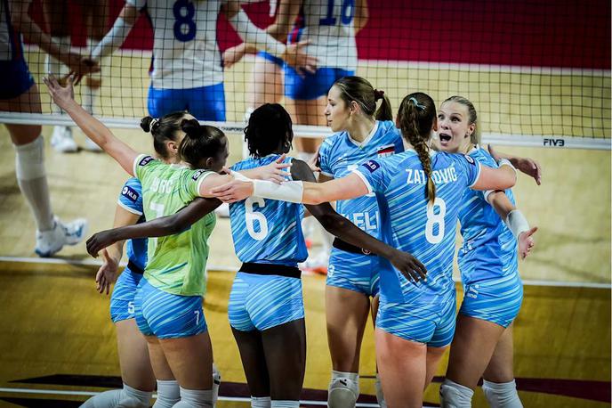 SP slovenska ženska odbojkarska reprezentanca | Slovenke so dobile prva dva niza, nato so Čehinje zaigrale na višji ravni in zmagale s 3:2. | Foto VolleyballWorld
