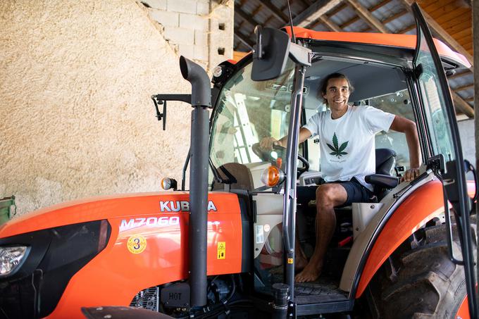 S traktorjem je bilo več dela, ko je bil mlajši. Zdaj, ko se ukvarja z industrijsko konopljo in zdravilnimi gobami, gre za drugačno vrsto kmetijstva. | Foto: Vid Ponikvar