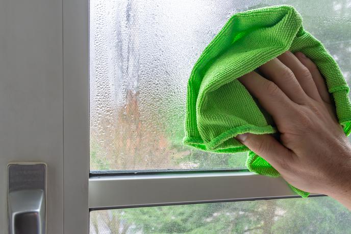 Plesen, vlaga, dom | Kapljice vode na oknu so pogost pojav v hladnih delih leta. | Foto Getty Images