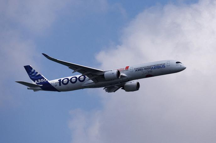 Airbus A350 | Po pregledu vseh 48 letal je ugotovila, da jih 15 potrebuje nove dele motorjev, ki jih Airbusu dobavlja britanski Rolls-Royce. | Foto Reuters