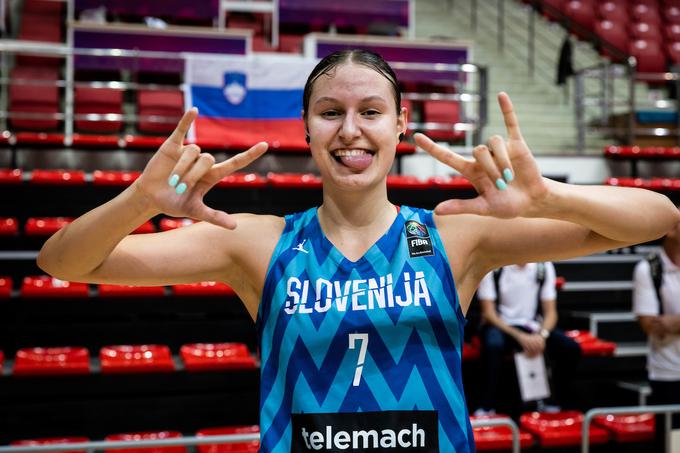 Ajša Sivka je 18-letna slovenska košarkarica. V letu 2023 je mlado slovensko izbrano vrsto popeljala do evropskega naslova. Slovenke so bile najboljše na evropskem prvenstvu do 18 let, Sivka pa je prejela priznanje za najpomembnejšo igralko tekmovanja. Uveljavila se je tudi v članski slovenski izbrani vrsti, s katero je zaigrala na EuroBasketu, z italijanskim klubom Famila Basket Schio je bila tretja v evroligi. | Foto: Vid Ponikvar/Sportida