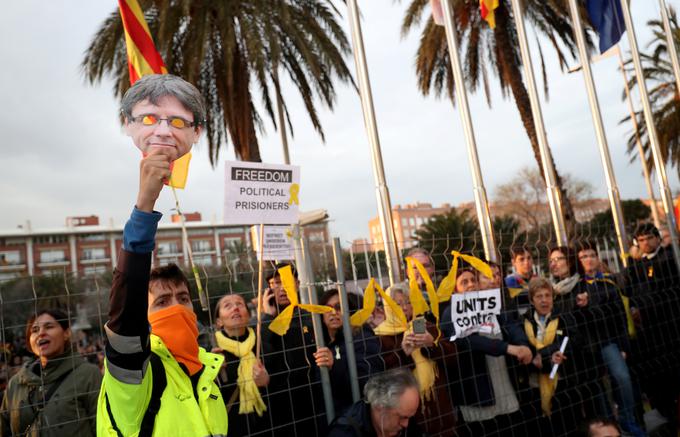 Protestniki so med drugim za Puigdemonta zavzeli pred nemškim konzulatom. | Foto: Reuters