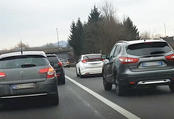 Ko se zgodi zastoj, nikar samovoljno po odstavnem pasu.  | Foto: Gregor Pavšič