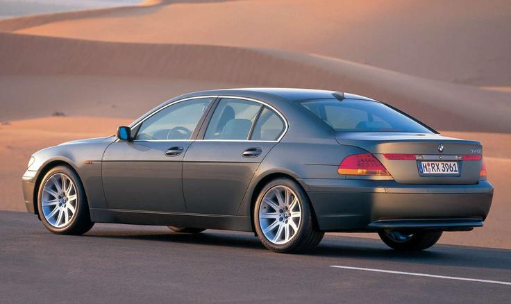 BMW je precej razburil svoje privržence s četrto generacijo serije 7, ki jo je leta 2001 predstavil njihov takratni oblikovalec Chris Bangle. Ta avtomobil je napovedal nov oblikovalski slog bavarske družbe in model E65 je bil precej drugačen od bolj konservativnega predhodnika. Izstopala je predvsem zasnova zadka, to je bil tudi pri BMW z infozabavnim sistemom iDrive. | Foto: tovarna