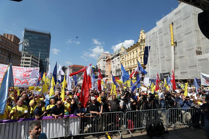 Hvraška, protest | Sindikati od vlade zahtevajo zvišanje minimalne plače na 1.100 evrov, povprečne na 2.200 evrov ter povprečne pokojnine na 1.100 evrov neto. | Foto STA