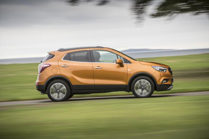 Prenovljena mokka X v Slovenijo prihaja z 1,4- ali 1,6-litrskim bencinskim motorjem (85-115 kilovatov), oziroma 1,6-litrskim dizelskim motorjem (81 ali 110 kilovatov). Ima možnost pametnega ključa, žaromete LED, povezljivost z Applovim sistemom Car Play ... | Foto: Opel