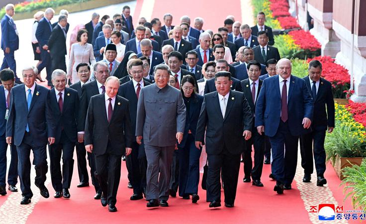 Voditelji treh držav, na katere opozarja Mitch McConnell – Vladimir Putin, Ši Džinping in Kim Džong Un –, med srečanjem v Pekingu, ki je potekalo ta teden.  | Foto: Reuters