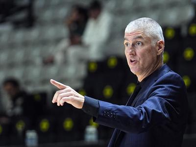 Dvigalo s košarkarji padlo tri nadstropja, Fiba tekme ni prestavila