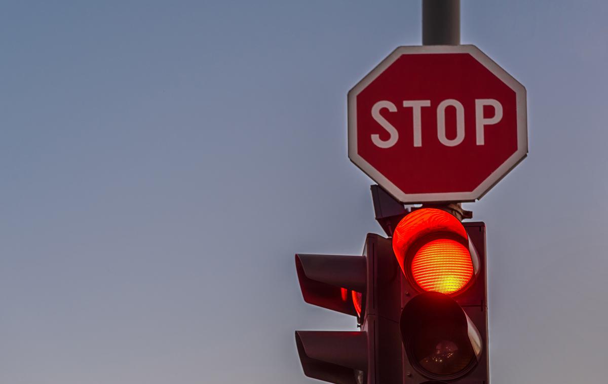 Rdeča luč na semaforju | K sreči neprevidna 72-letnica v prometu ni povzročila hujših posledic.  | Foto Getty Images