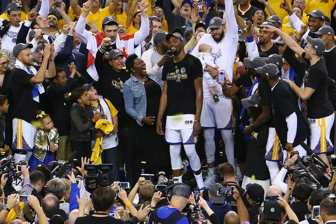 Veliko veselje košarkarjev Golden Stata, ki so osvojili drugi klubski naslov lige NBA v zadnjih treh letih in skupno petega. | Foto: Getty Images
