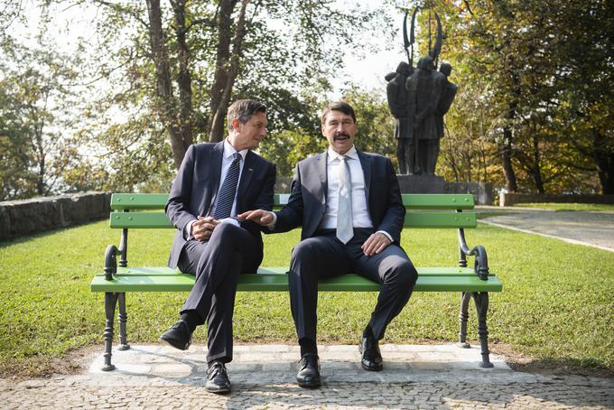 Madžarski predsednik je oktobra 2018 obiskal Ljubljano. Na obisku sta predsednika med drugim sedela tudi na klopcah na Ljubljanskem gradu. | Foto: STA ,