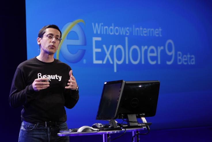 Microsoft je zaradi domnevnega monopola Internet Explorerja ob prelomu tisočletja pristal na sodišču, grozila mu je celo razdelitev na dve podjetji. Na koncu se ni zgodilo nič razen tega, da se je Microsoft s sodiščem pogodil za zelo blago kazen, krivdne odgovornosti za poslovne prakse, s katerimi je zminiral vse konkurenčne brskalnike, v prvi vrsti Netscape Navigator, pa ni priznal nikoli. | Foto: Reuters