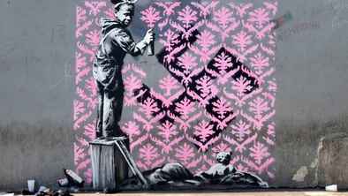Banksy z grafiti na temo beguncev v središču Pariza #foto