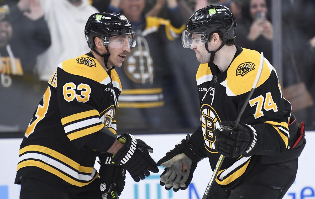 Brad Marchand in Jake DeBrusk | Bodo Kosmatinci nadaljevali zmagovito pot? | Foto Reuters