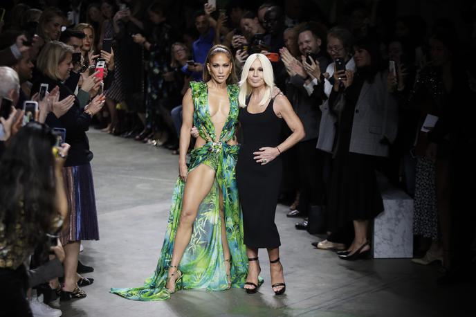 Donatella Versace | Donatella Versace z Jennifer Lopez v eni od najbolj prepoznavnih oblek italijanske znamke. | Foto Guliverimage