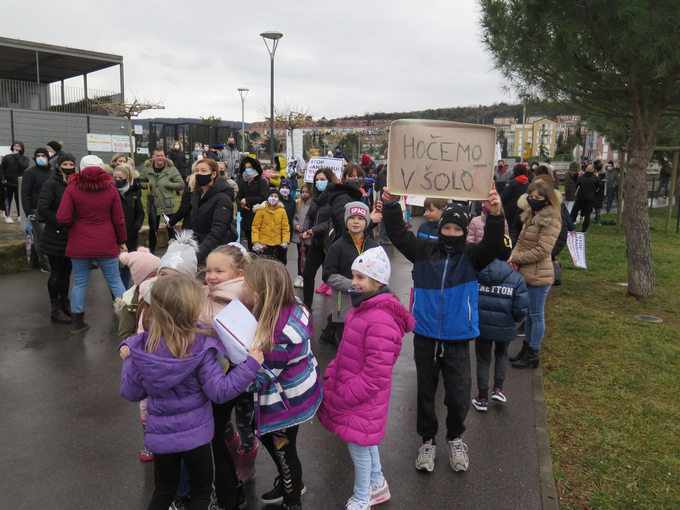 Koper, protest proti zaprtju šol | Foto: STA ,