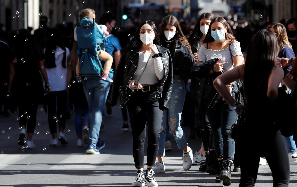 maske Italija | V Italiji so v ponedeljek poročali o 495 novih primerih okužb, skupno so jih doslej potrdili 4,2 milijona, covid-19 pa je terjal skoraj 128 tisoč življenj. | Foto Reuters
