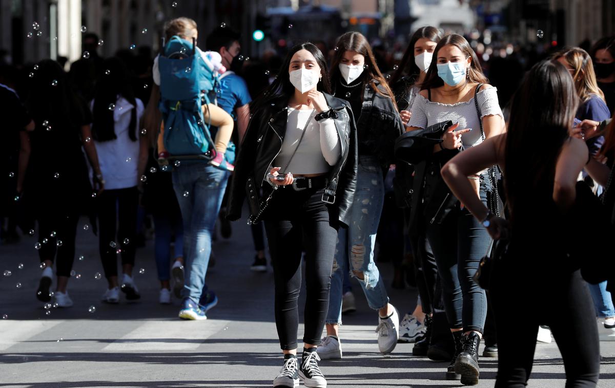 maske Italija | Sicilija je prva italjanska dežela. ki uvaja obvezno nošenje mask na prostem. | Foto Reuters