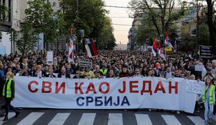 Središče Beograda spet preplavili protivladni protestniki