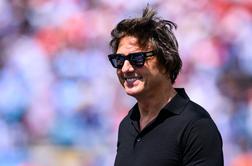 Tom Cruise pri 64 letih pokazal trebušne mišice in dal enega redkih intervjujev