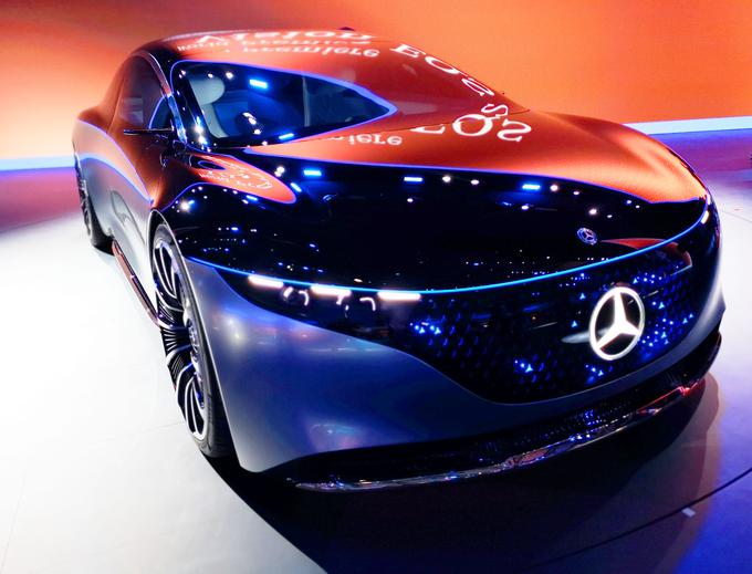 "Na tem avtomobilu ni več mogoče odvzeti linij," pravi Lešnik, ki pri Mercedes-Benzu zagovarja zelo prečiščen in minimalističen pristop do zunanjega oblikovanja. | Foto: Gregor Pavšič