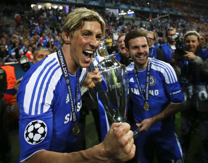 S Fernandom Torresom se je pri Chelseaju leta 2012 veselila naslova evropskega klubskega prvaka. Dober mesec pozneje sta evropska prvaka postala še s Španijo. | Foto: Reuters