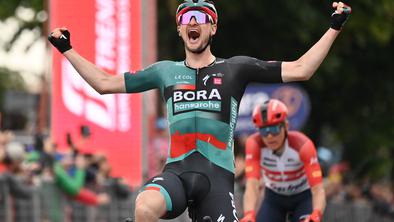 Denz se veseli največje zmage v karieri, Roglič do cilja brez težav