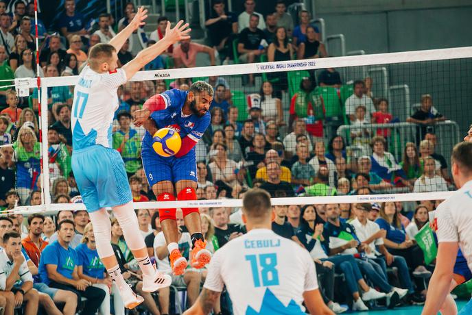 Slovenci po preobratu in petih setih klonili proti olimpijskim prvakom