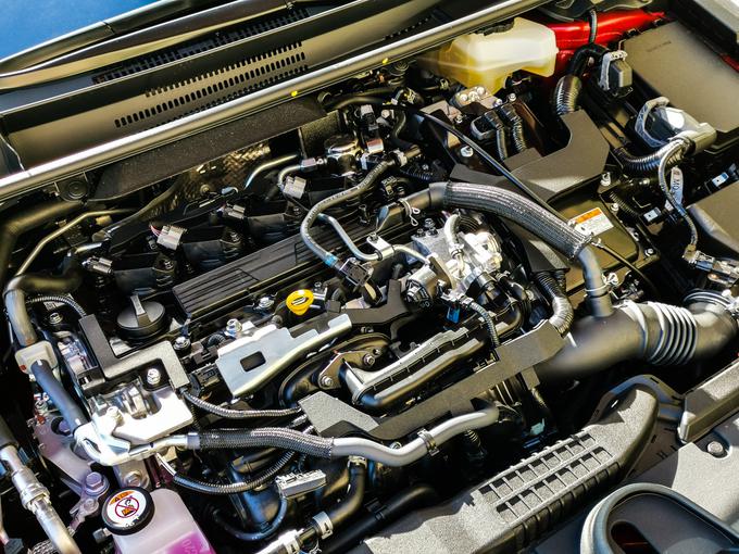 Močnejši hibridni pogonski sklop z dvolitrskim bencinskim motorjem ima 42 kilovatov več kot osnovni hibridni pogon z 1,8-litrskim motorjem. | Foto: Gašper Pirman