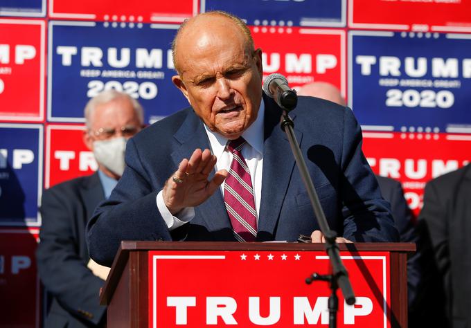 Trumpov zvesti sodelavec Rudy Giuliani je že pred volitvami leta 2016 napovedoval volilne goljufije v korist Clintonove – glasovanje nezakonitih priseljencev in goljufije s pomočjo mrtvih volivcev. Tudi letos so njegovi očitki podobni, a pravih dokazov za kakšno množično prirejanje volitev, ki so Trumpa stale zmago, še ni predstavil. | Foto: Reuters