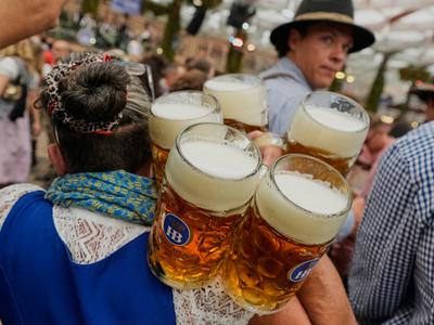 Grožnje in spopad s policijo: Slovenec na Oktoberfestu povzročil incident