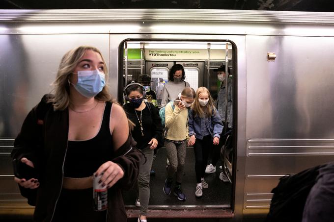 Novi koronavirus se očitno spet širi tudi v New Yorku. Tamkajšnji župan Bill de Blasio je v nedeljo napovedal, da bo zaprl devet mestnih sosesk, kjer se ljudje ne držijo navodil zdravstvenih strokovnjakov. | Foto: Reuters
