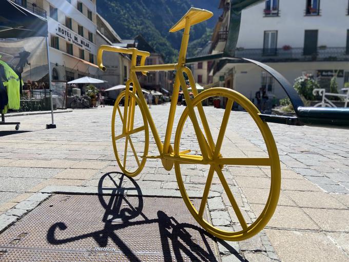 Rumena kolesa so v alpskih mestih, skozi katera gre Tour de France. | Foto: Jaka Lopatič