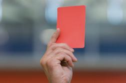 Ne le nogometaši, od danes naprej z rumenimi in rdečimi kartoni tudi skakalci