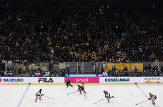 Na generalki za olimpijske igre velika luknja v ledu