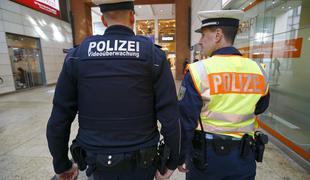 Ženske v Kölnu napadlo 55 nemških državljanov in trije begunci