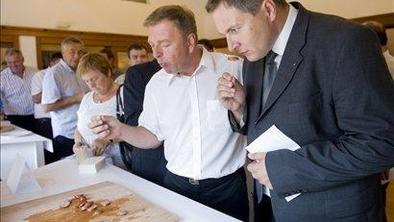 Naporen izbor najboljše kranjske klobase (FOTO)