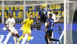 Inter dobil derbi in ostal vodilni, še sedmi remi Udineseja, Atalanta pred Napolijem