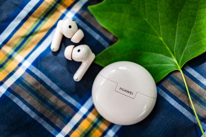 Huawei FreeBuds 7i | Nova, okrogla oblika polnilne škatlice se lepo prilega v dlan. | Foto Gaja Hanuna