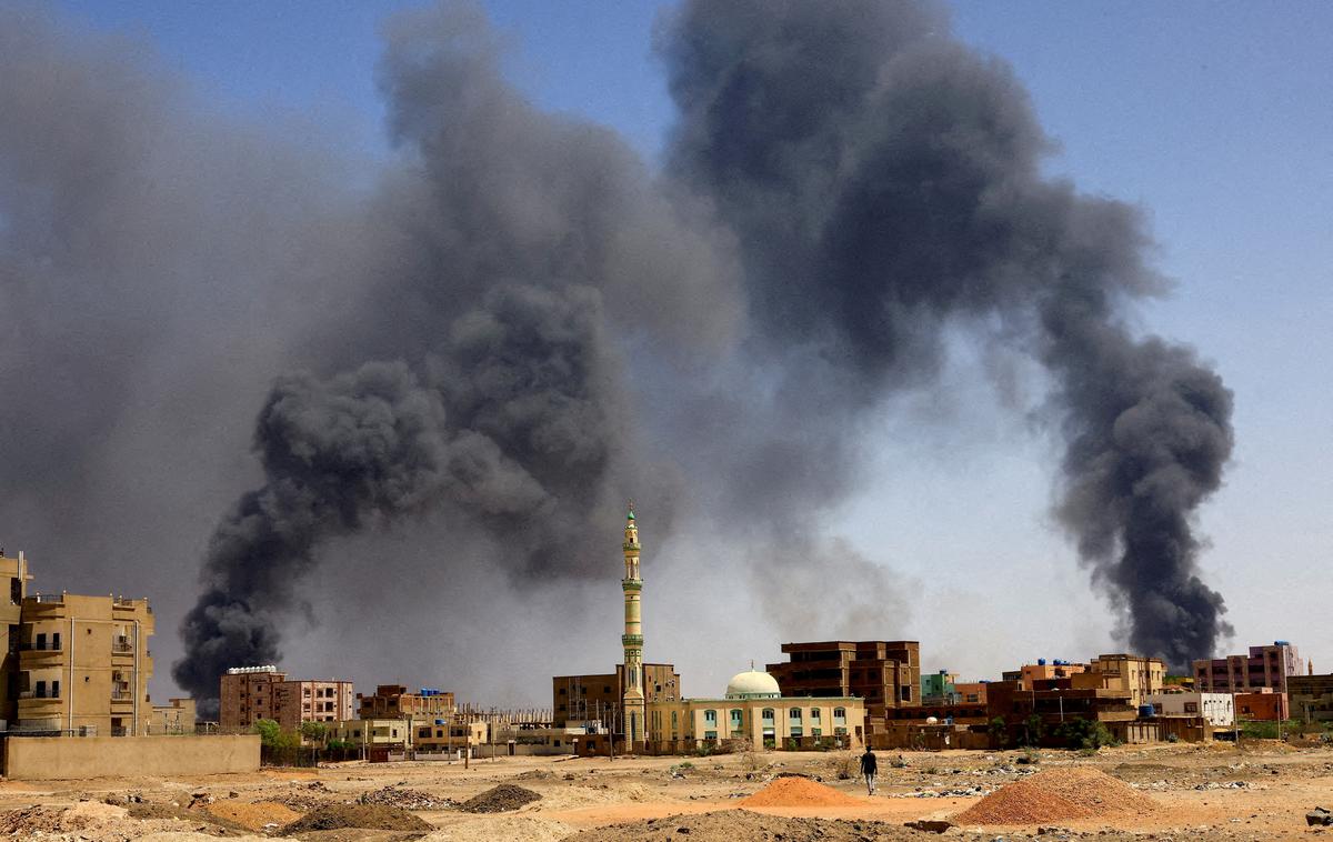 Sudan spopadi | Po poročanju očividcev so spopadi potekali tudi v bližini kompleksa za proizvodnjo orožja in skladišča orožja Jarmuk v Kartumu, od koder se že peti dan zapored vali dim. | Foto Reuters