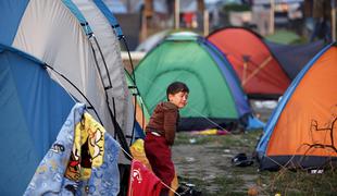 Na grško-makedonski meji obtičalo več kot 7.000 migrantov