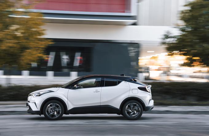 C-HR bo v Slovenijo uradno zapeljal decembra, ko se bo Toyota z njim vključila v izenačen in tudi raznovrsten razred primerljvih crossoverjev. Japonski adut izstopa po drznem oblikovanju in tudi možnosti hibridnega pogona. | Foto: Toyota