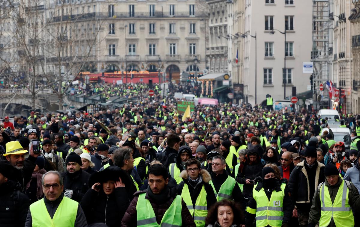 protesti Pariz Francija rumeni jopiči | Francoska vlada je v petek policijo opozorila, naj se v primeru, da se protesti danes ponovno sprevržejo v nasilje, ne obotavlja uporabiti gumijastih nabojev. Francosko upravno sodišče je namreč v petek odločilo, da jih lahko policija še naprej uporablja. | Foto Reuters