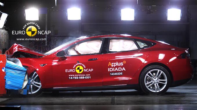 Tesla Motors je komisiji Euro NCAP v Bruselj sporočil, da gre pri testnem avtomobilu za že odpravljeno programsko napako delovanja zračne blazine, zaradi katere se je ta ob proženju napolnila s prenizkim tlakom, zato je mogoče, da se je potnik z glavo dotaknil armaturne plošče. Pri Tesli so poudarili, da nihče izmed njihovih kupcev ni dobil avtomobila s tovrstno zračno blazino, saj so programsko napako v umerjanju delovanja zračne blazine odkrili in odpravili že pred izdobavo avtomobilov. | Foto: EuroNCAP