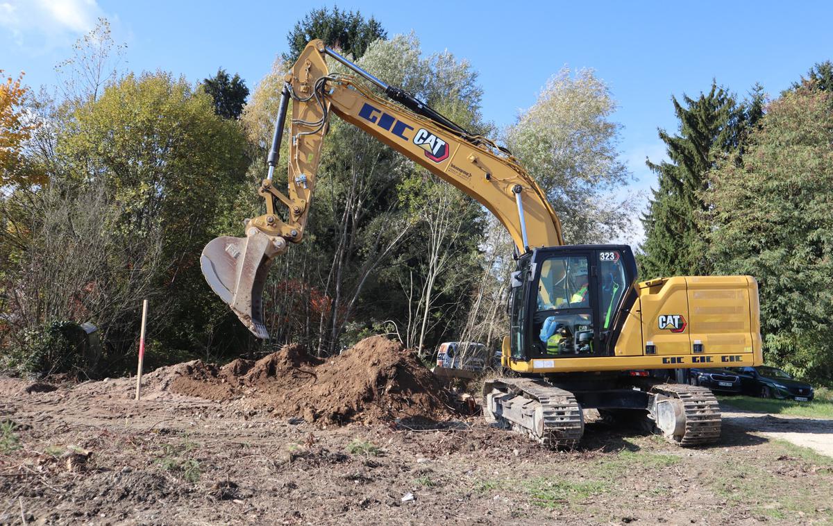 Maribor, gradbišče zahodne obvoznice, Alenka Bratušek | Gradbeni inšpektorji so med izvajanjem akcije odkrili pet nelegalnih objektov, pri katerih je bilo odrejeno takojšnje prenehanje gradnje ter določen rok za njihovo odstranitev. | Foto Vida Toš/STA
