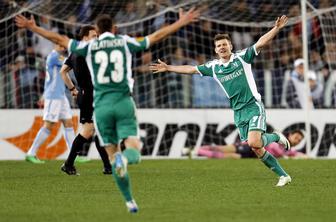 Slovenec prinesel lovoriko, ob igrišču je gorelo (video)