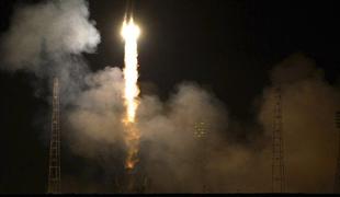 Sojuz po tehničnih težavah končno priključen na ISS