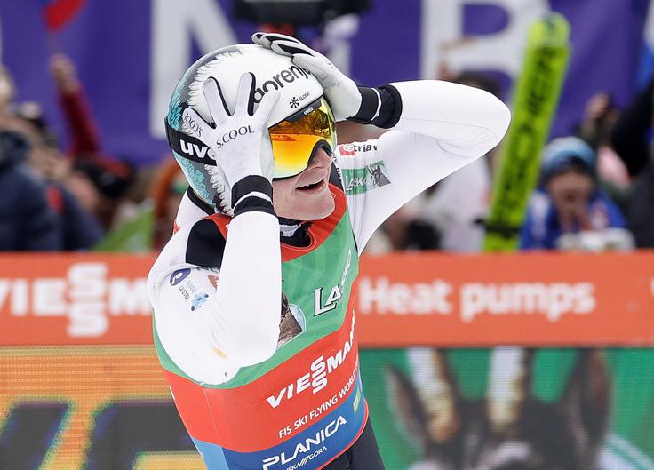 Domen Prevc se je samo prijel za glavo. | Foto: Reuters