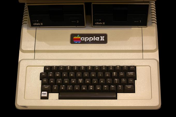 Pri 15 letih je Dell kupil svoj prvi računalnik, Apple II (na fotografiji), in ga nemudoma razstavil ter znova sestavil, da bi videl, kako točno deluje. V srednji šoli je začel s svojim prvim velikim poslom - posredništvom pri prodaji časopisnih naročnin ljudem, ki so se jim naročnine ravnokar iztekale. V enem letu je zaslužil (upoštevajoč inflacijo) 53.400 ameriških dolarjev, več od svojih učiteljev.  | Foto: Thomas Hilmes/Wikimedia Commons